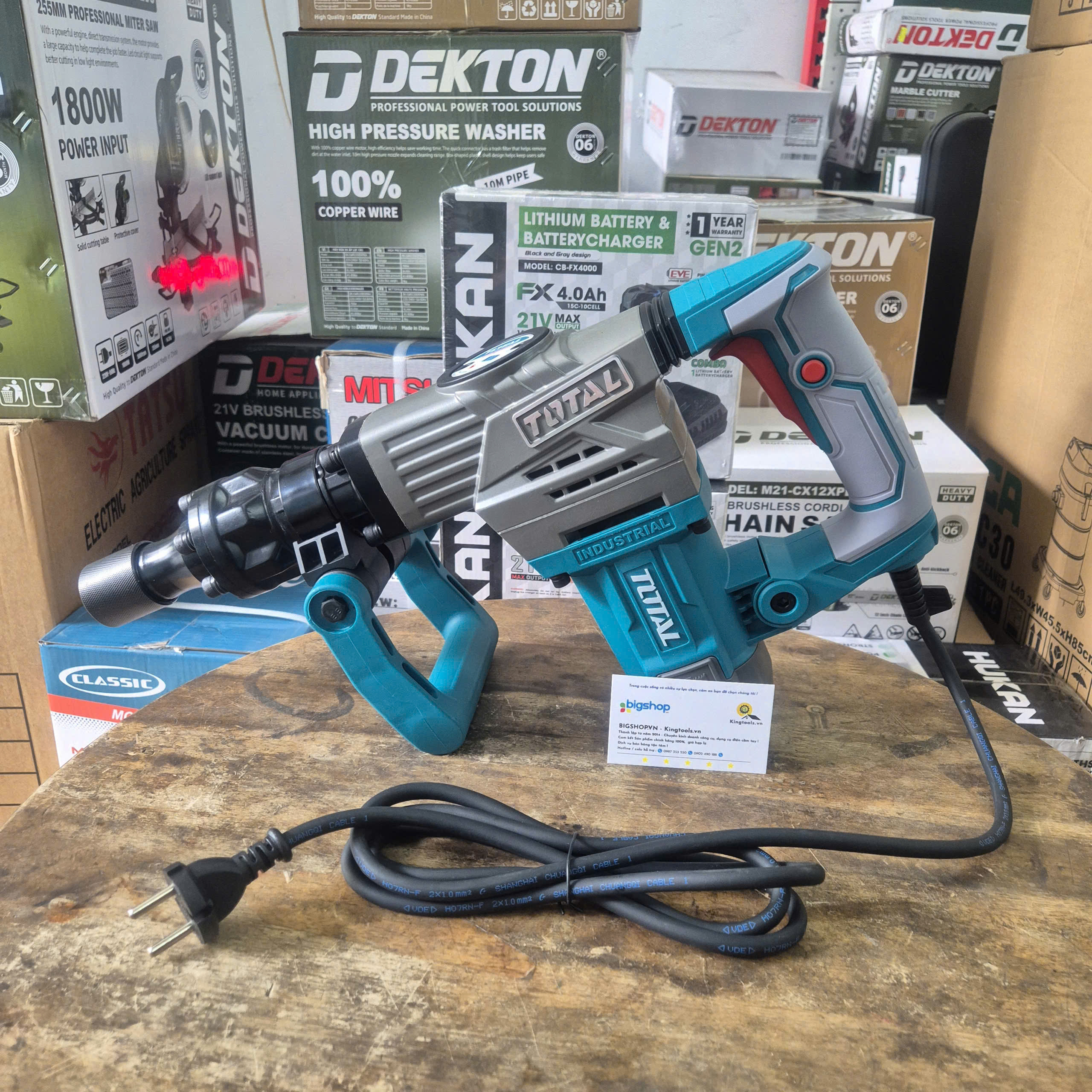 Máy đục bê tông Total TH2130016 17mm 1300W