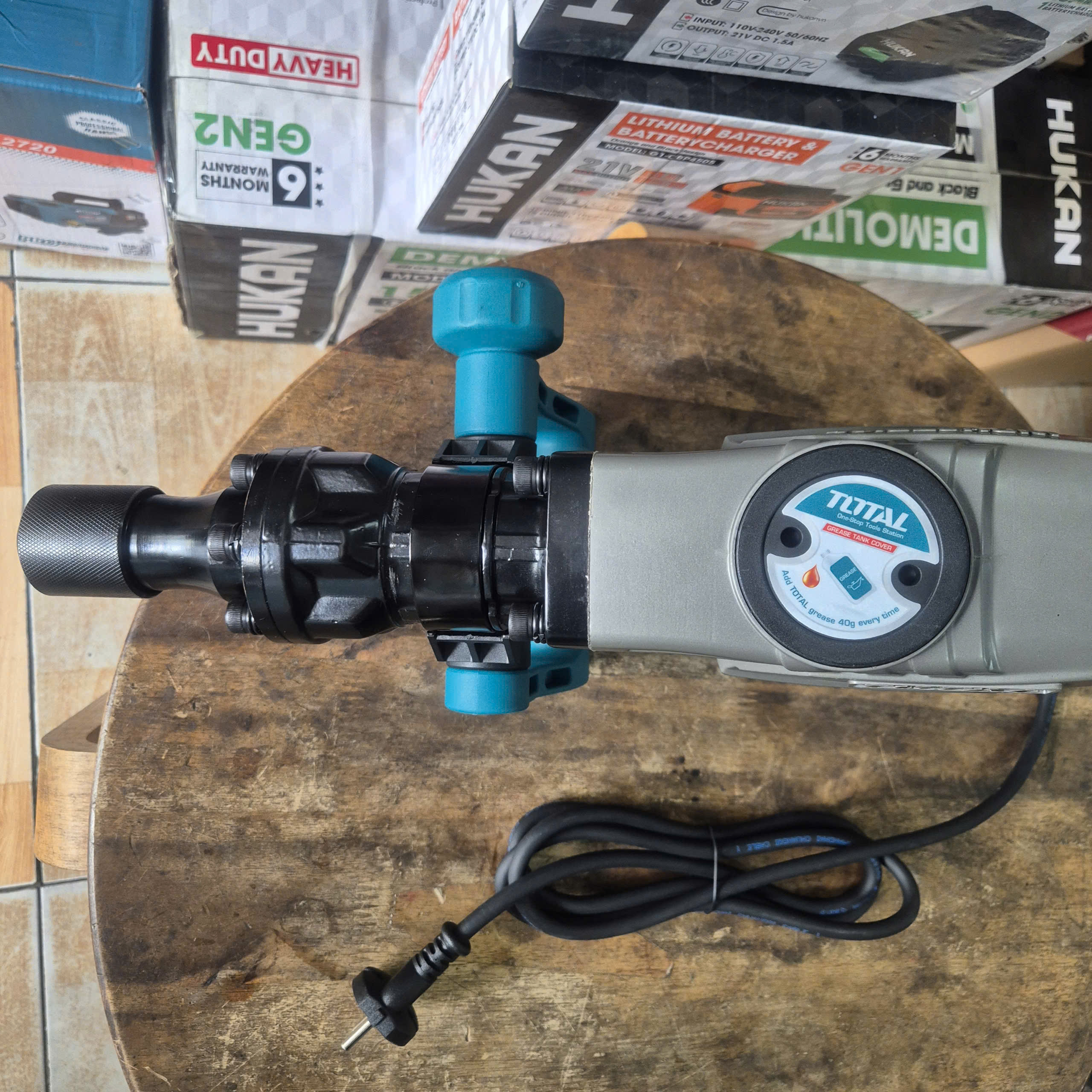 Máy đục bê tông Total TH2130016 17mm 1300W