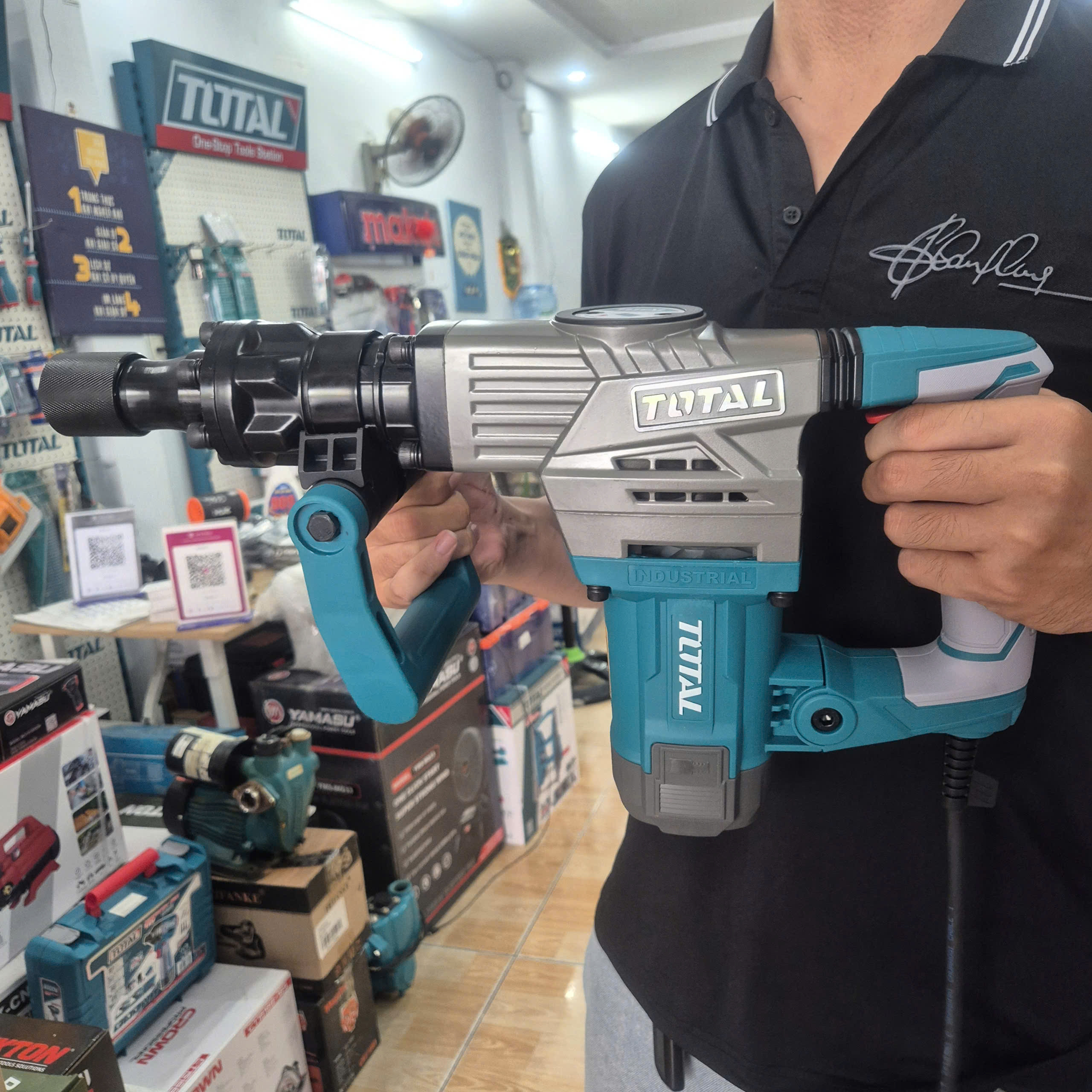 Máy đục bê tông Total TH2130016 17mm 1300W