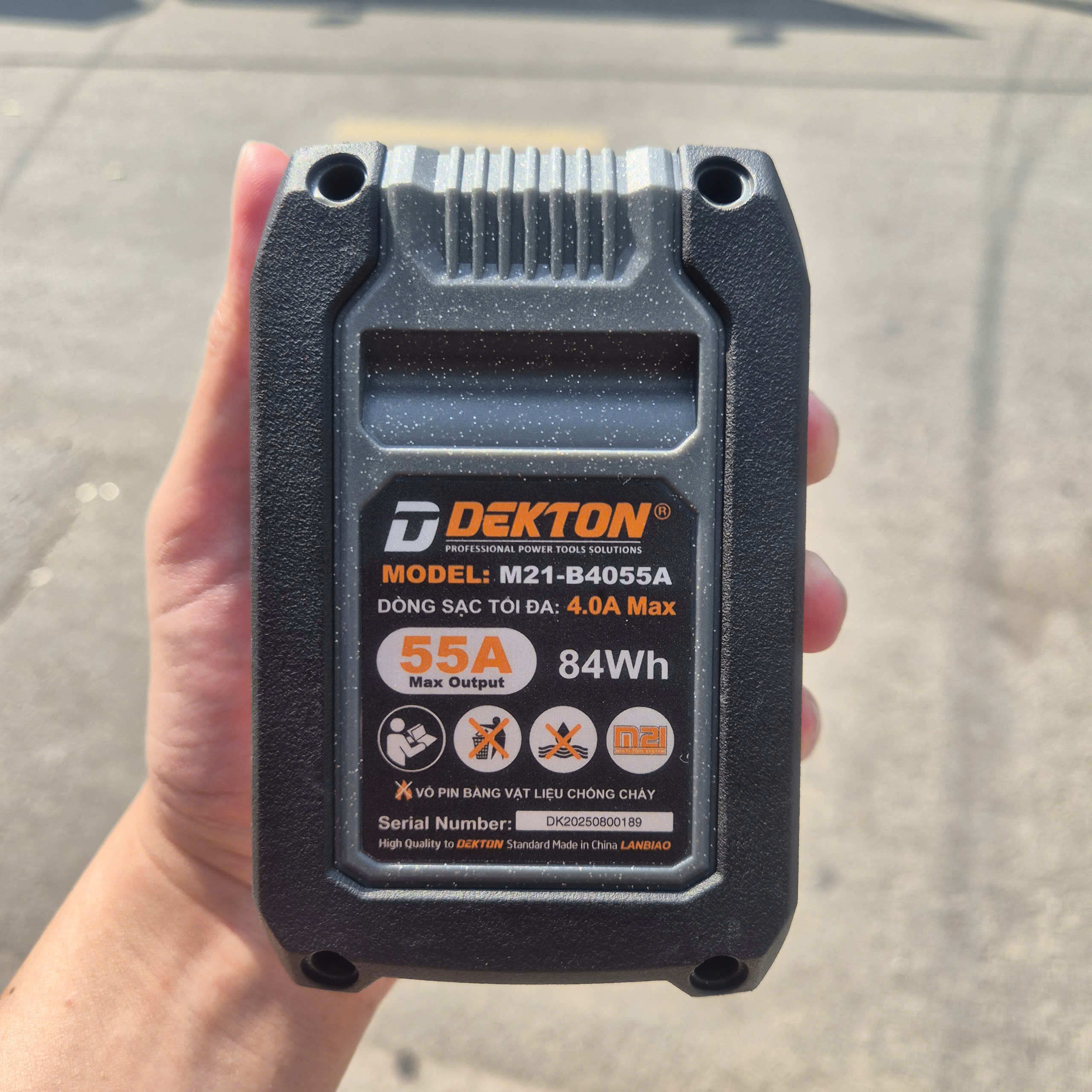 Pin Dekton 21V 4.0Ah M21-B4055A ( xanh, xám) 55A