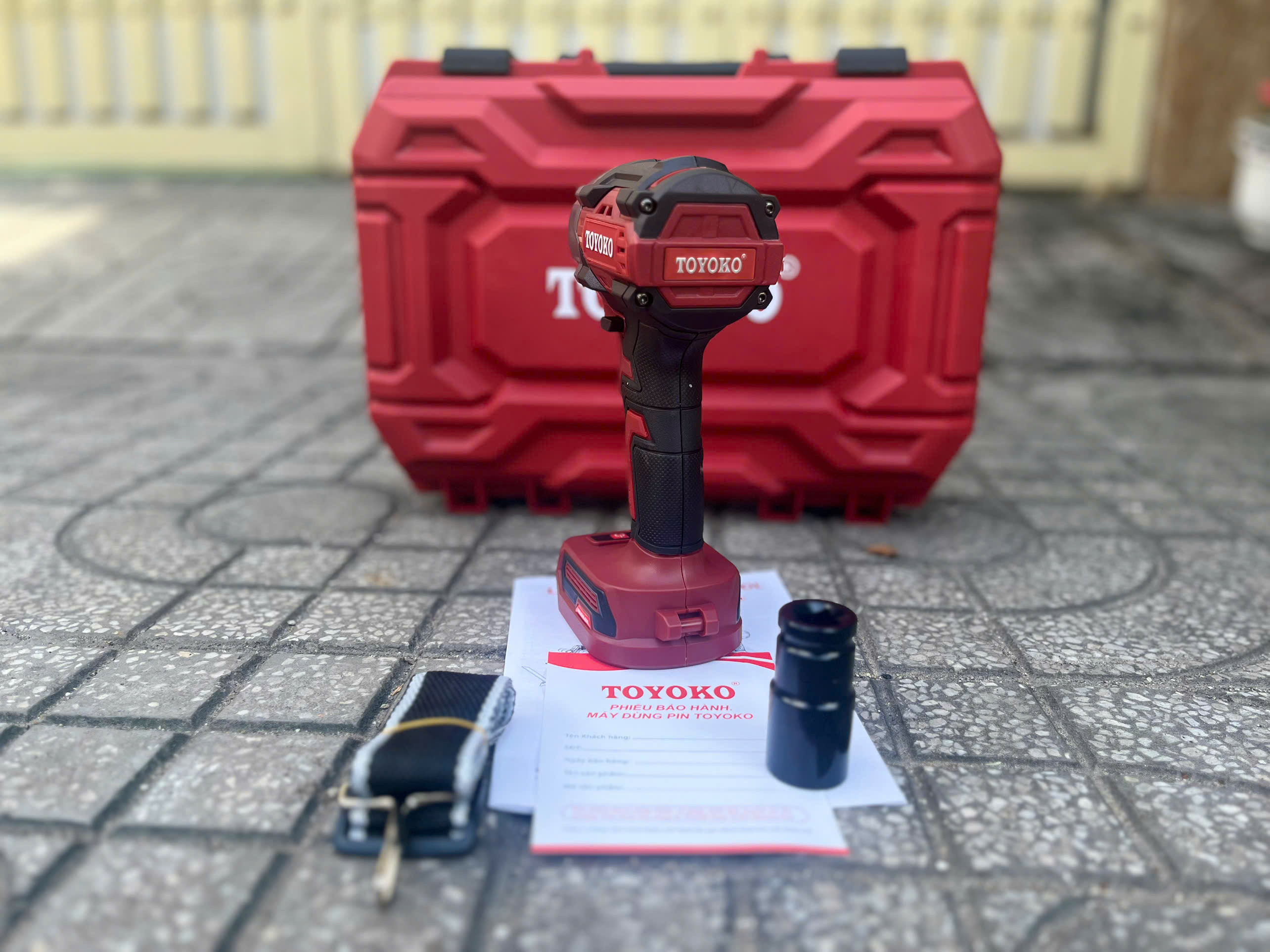 Máy vặn, siết Bulon 380Nm, 1/2inch , 2pin 4ah, sạc hiệu TOYOKO 380SL