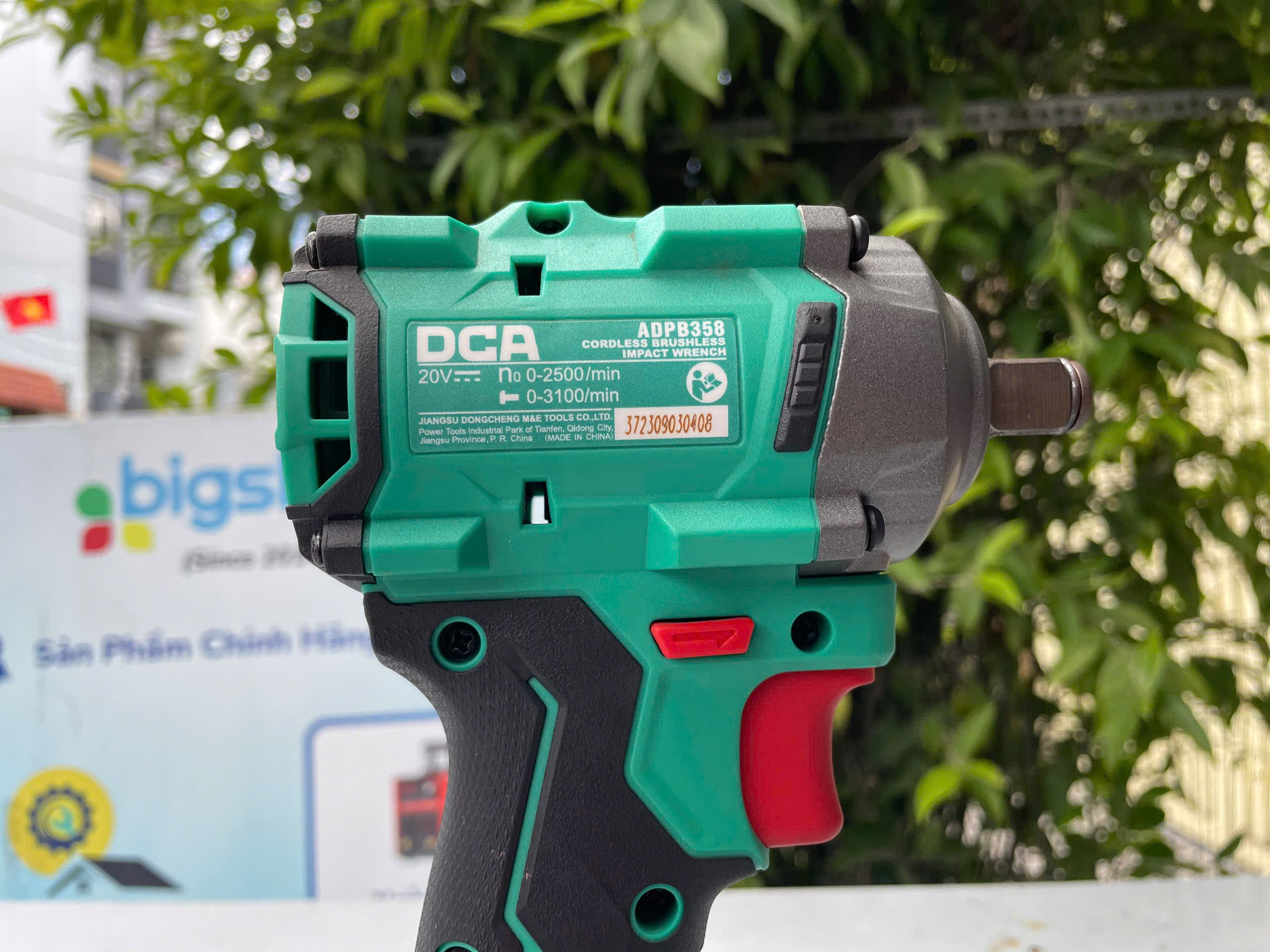 Máy siết bulong dùng pin không than DCA ADPB358Z