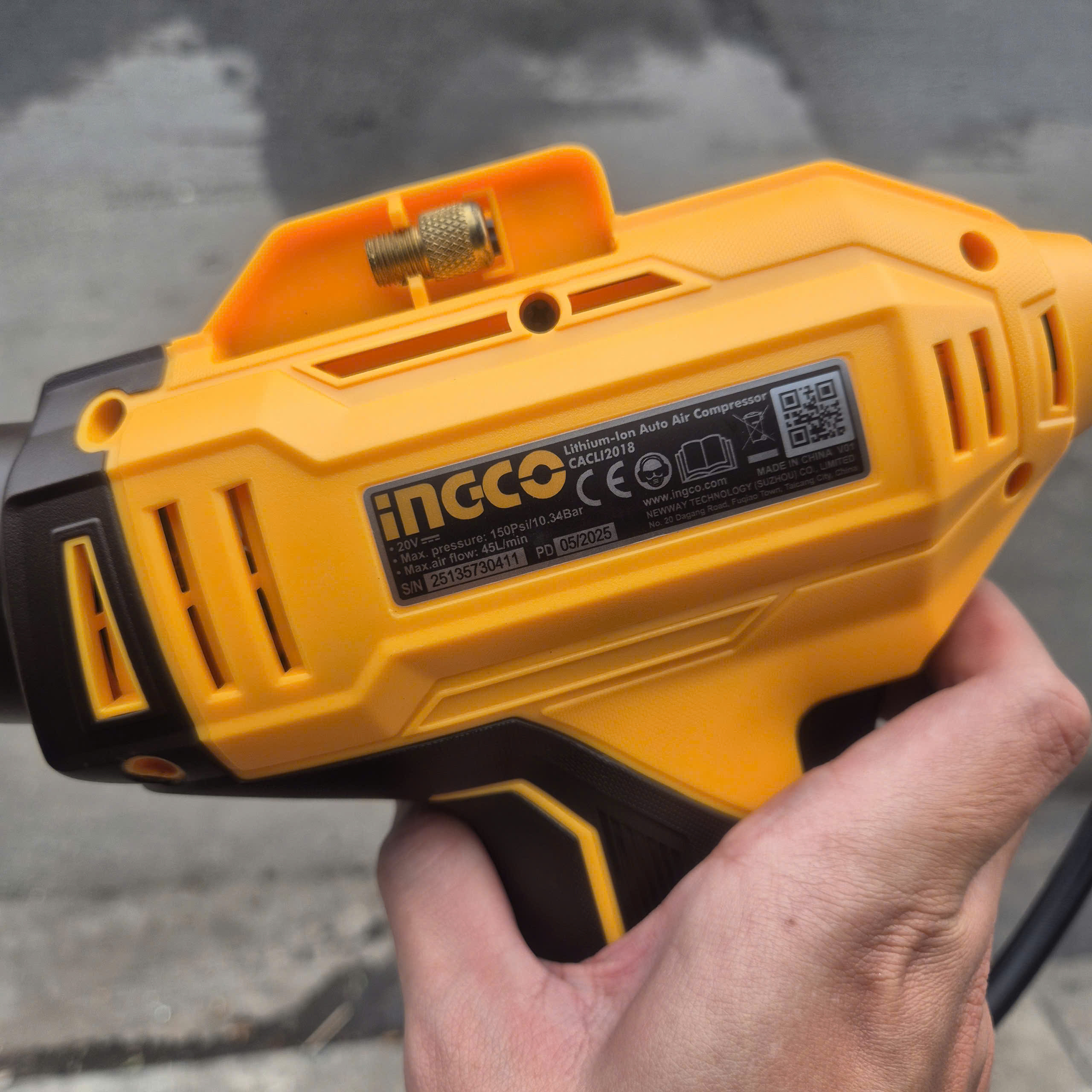 Dụng cụ bơm và kiểm tra lốp xe ô tô dùng pin Lithium 20V INGCO CACLI2018