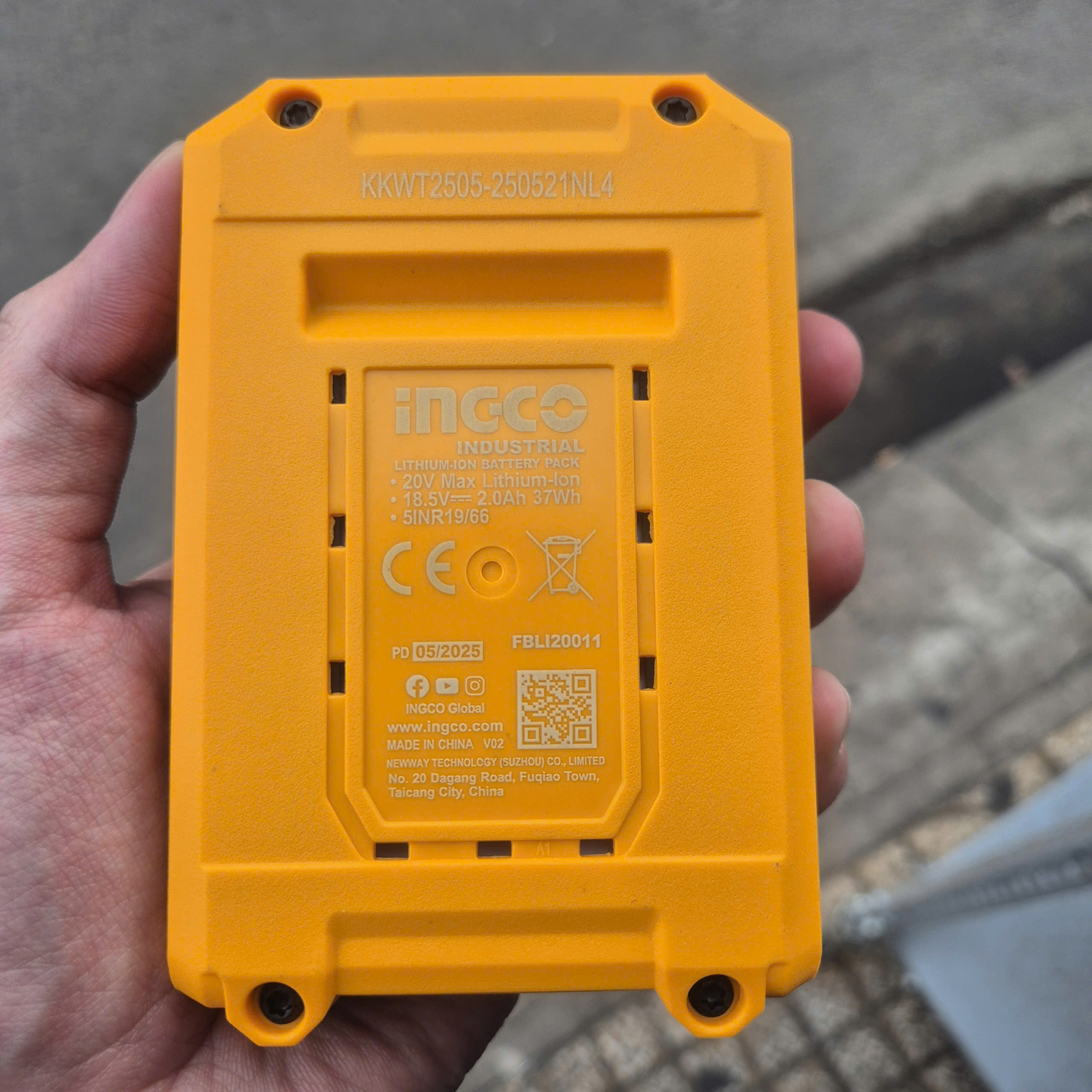 Dụng cụ bơm và kiểm tra lốp xe ô tô dùng pin Lithium 20V INGCO CACLI2018