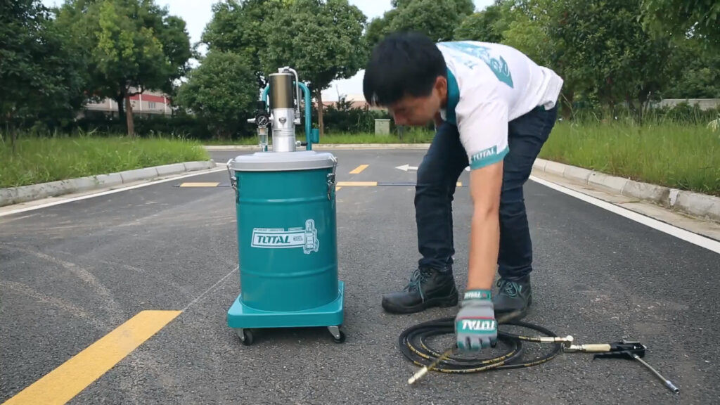 Máy bôi trơn dầu mỡ total THT118452