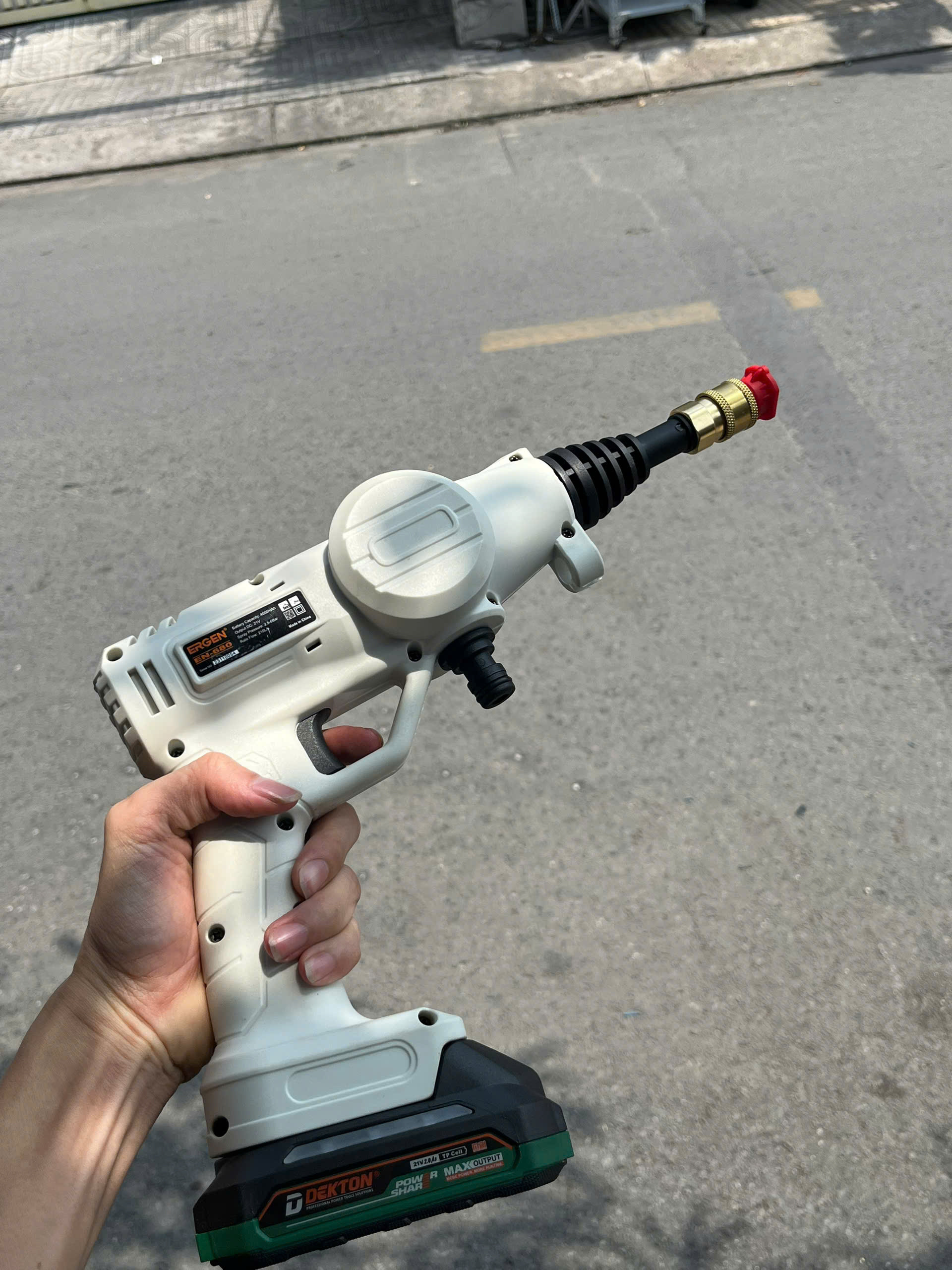 Máy xịt rửa xe dùng pin 21V ERGEN EN-680 (Chân pin phổ thông Makita)