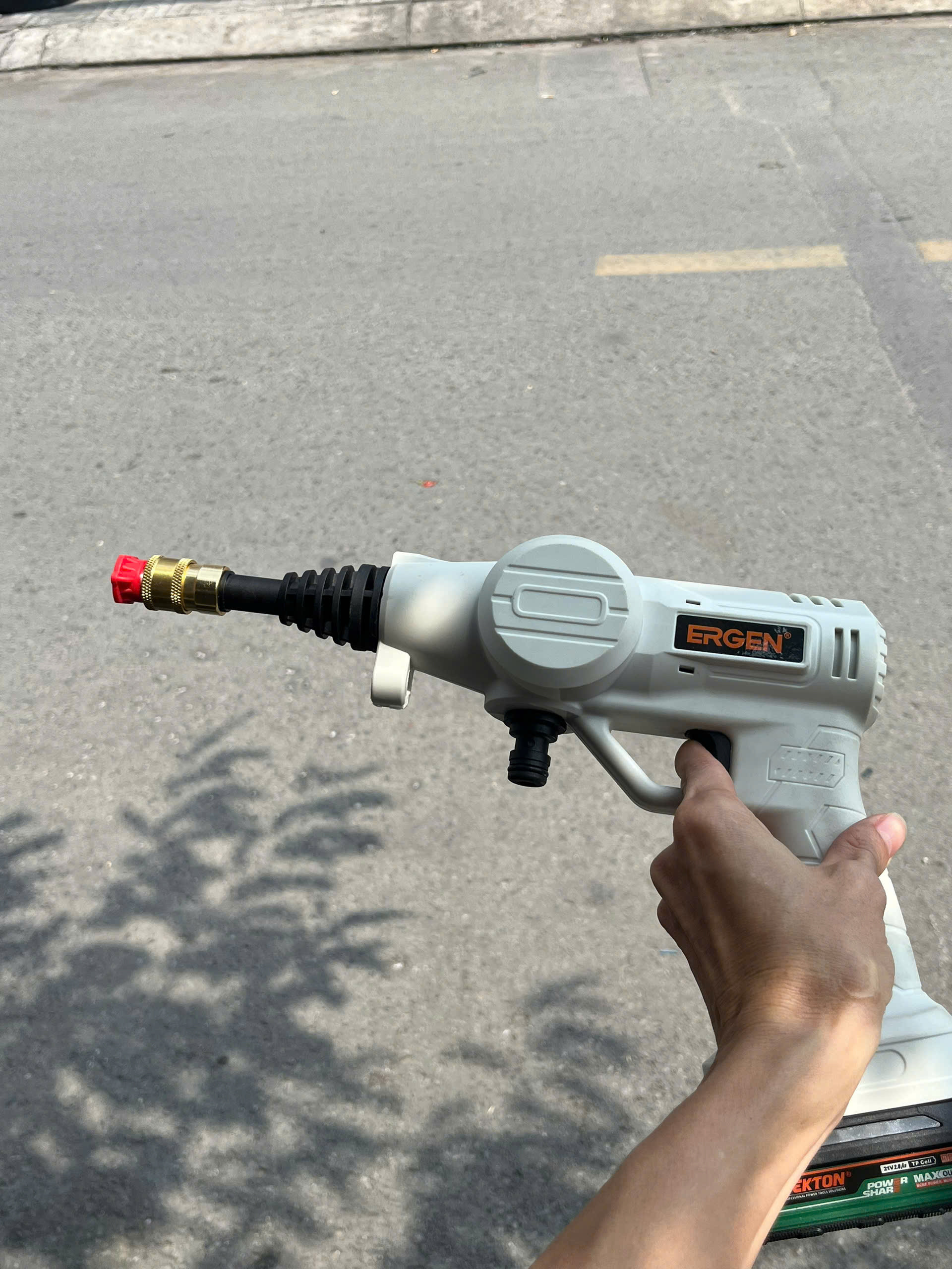 Máy xịt rửa xe dùng pin 21V ERGEN EN-680 (Chân pin phổ thông Makita)