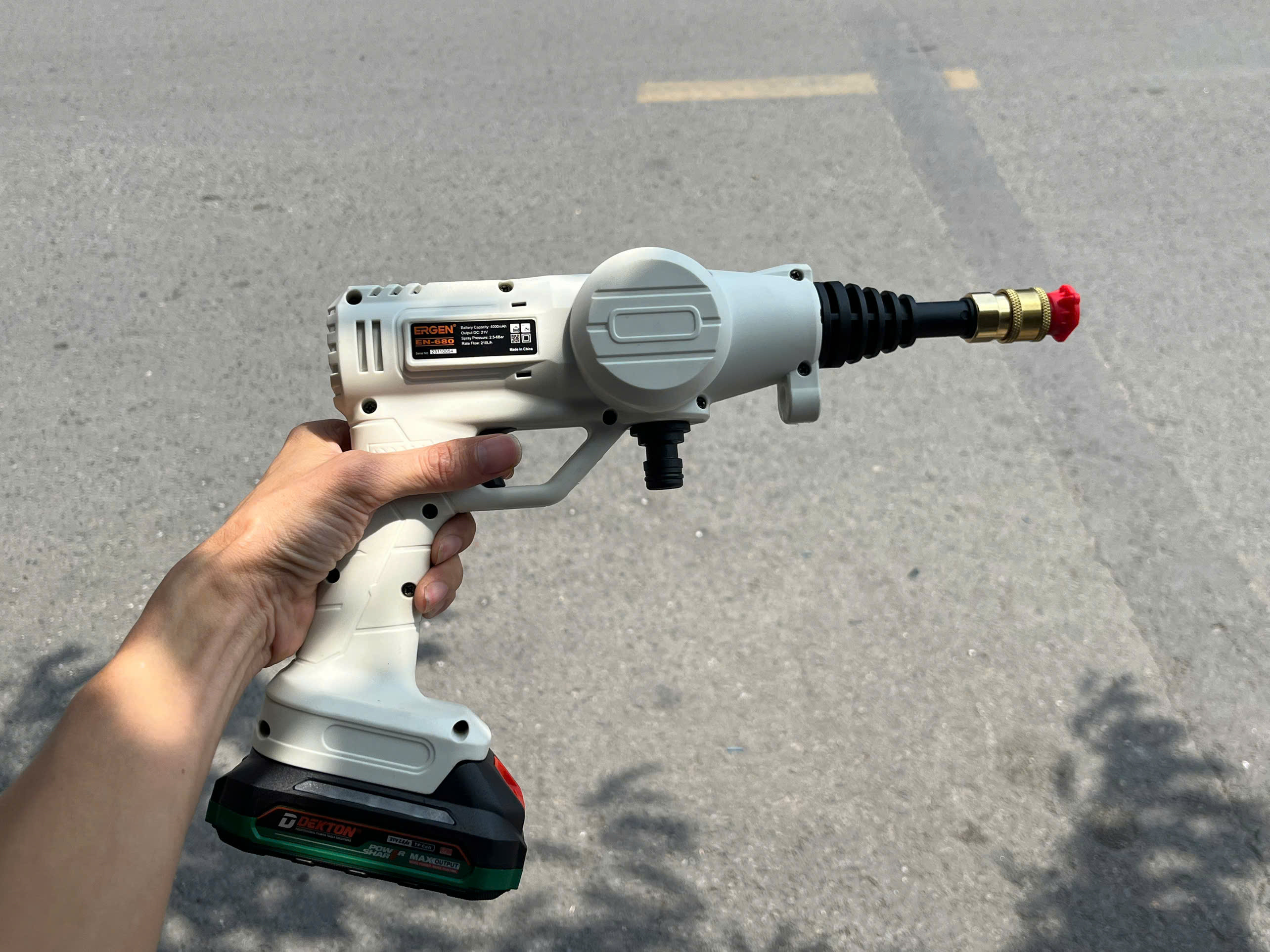 Máy xịt rửa xe dùng pin 21V ERGEN EN-680 (Chân pin phổ thông Makita)