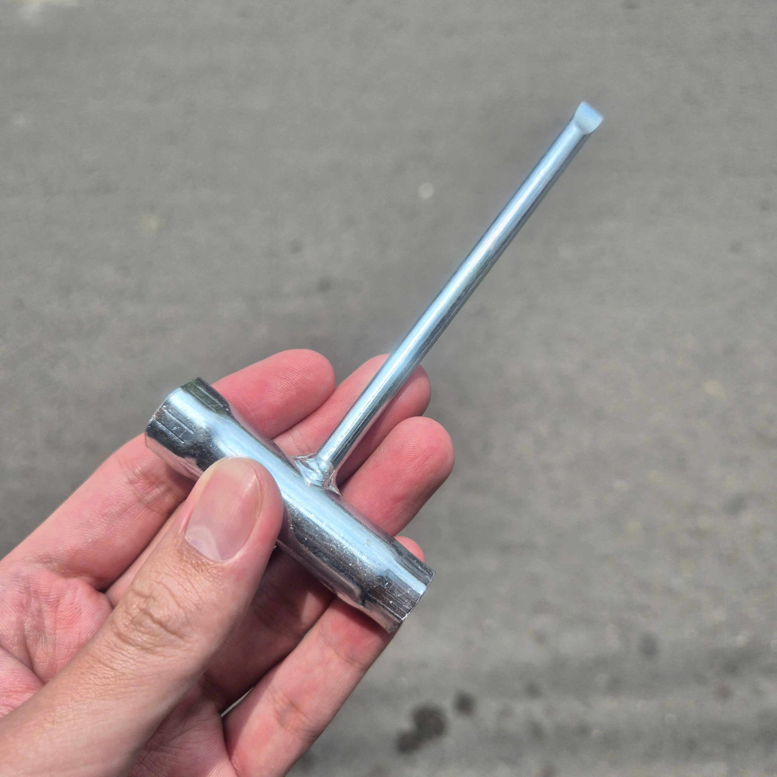 Máy cưa xích dùng pin 20V TOTAL TGSLI20581 (1 Pin 2.0Ah & Sạc)