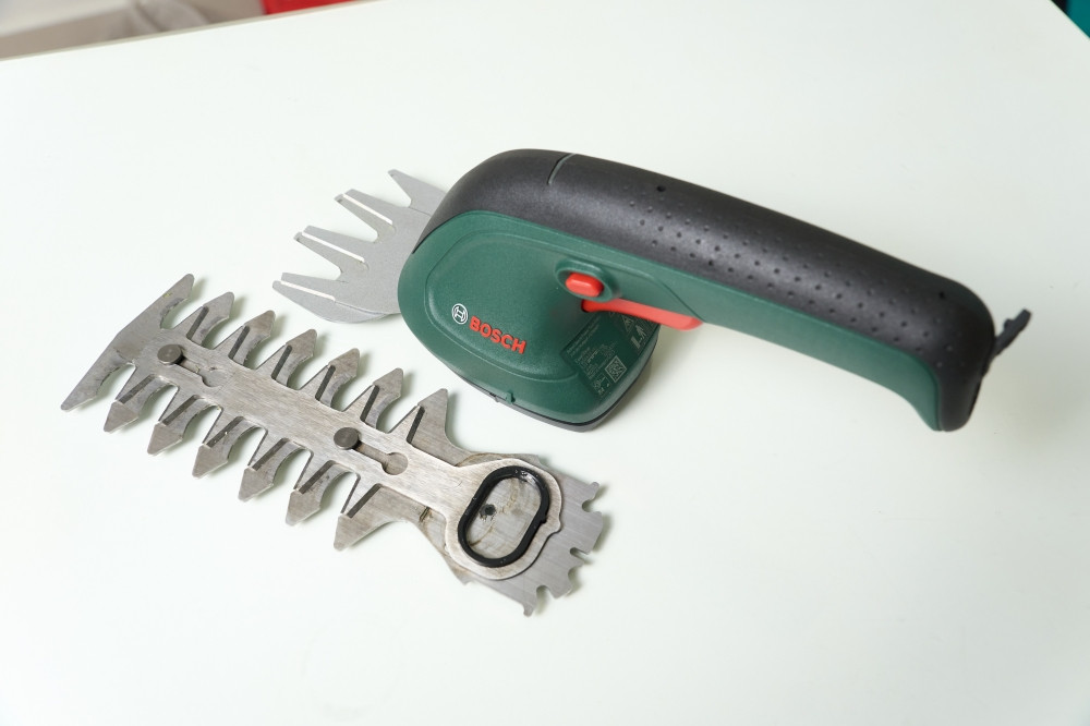 Máy cắt cỏ, tỉa hàng rào dùng pin Bosch Easy shear (0600833341)
