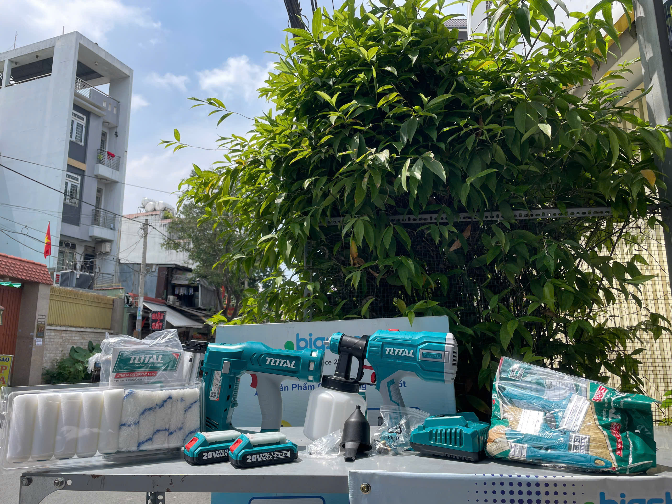 BỘ COMBO SÚNG BẮN ĐINH TCBNLI2016 MÁY PHUN SƠN TCSGLI20406 DÙNG PIN 20V (2 pin 20V x 2.0Ah + sạc) TOTAL TOSLI23054 - HÀNG CHÍNH HÃNG