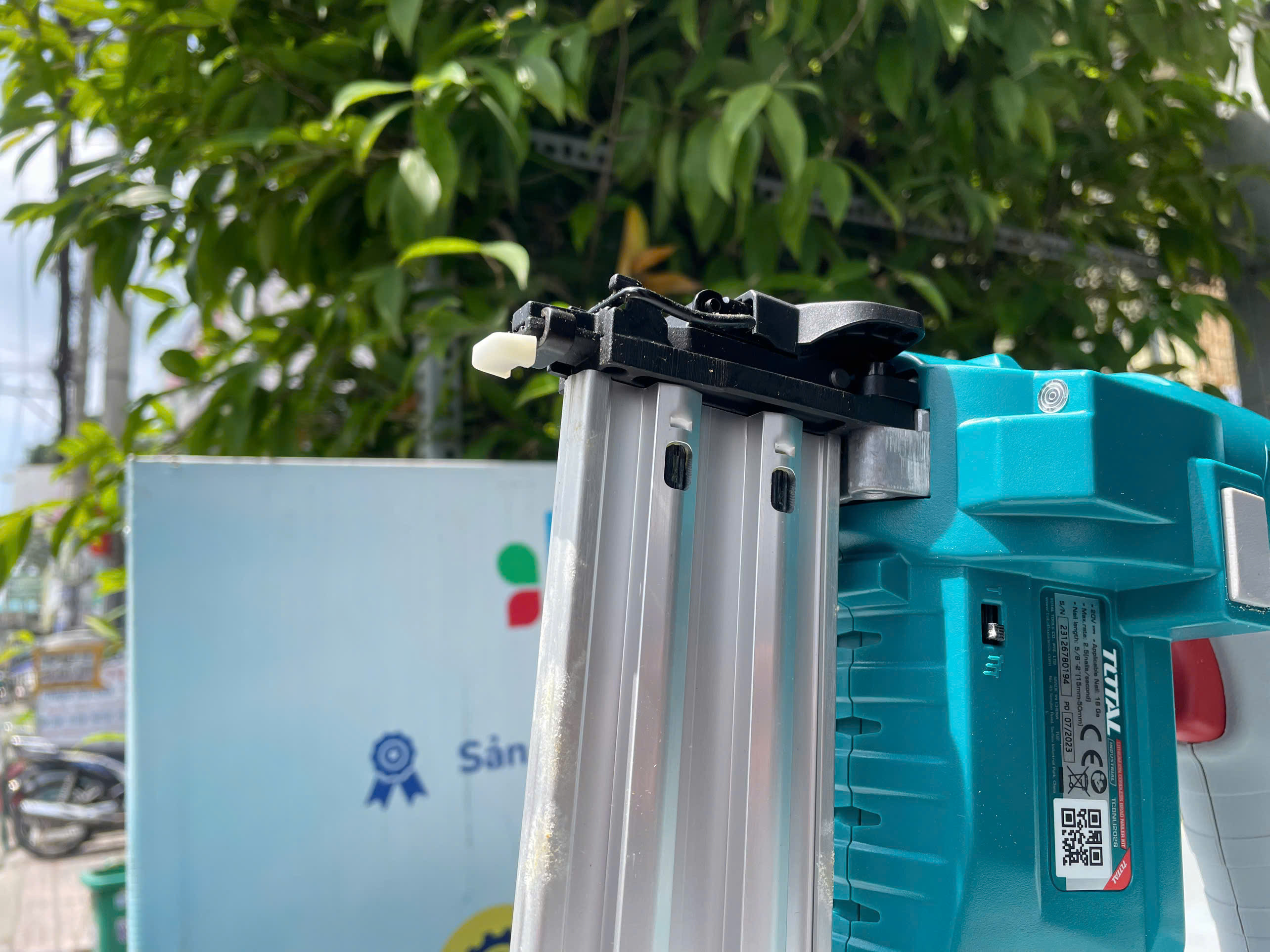 BỘ COMBO SÚNG BẮN ĐINH TCBNLI2016 MÁY PHUN SƠN TCSGLI20406 DÙNG PIN 20V (2 pin 20V x 2.0Ah + sạc) TOTAL TOSLI23054 - HÀNG CHÍNH HÃNG