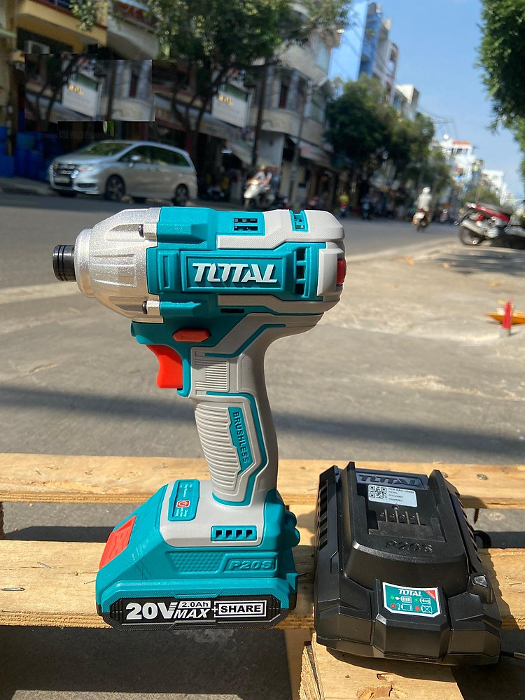 Bộ combo máy khoan TDLI20051 và máy siết vít TIRLI2017 dùng pin 20V Total