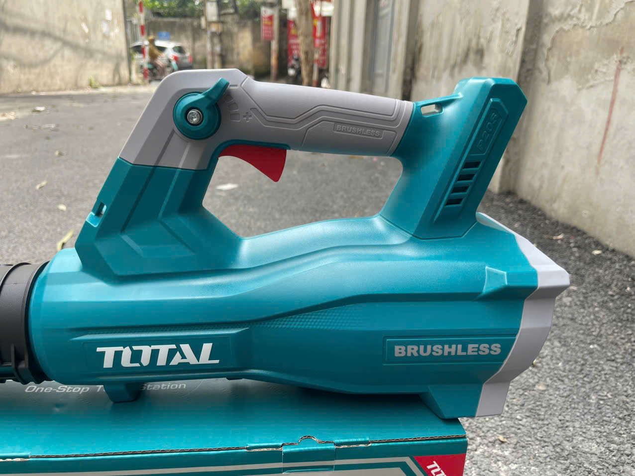 Máy thổi bụi động cơ không chổi than dùng pin 20V Total TABLI20428