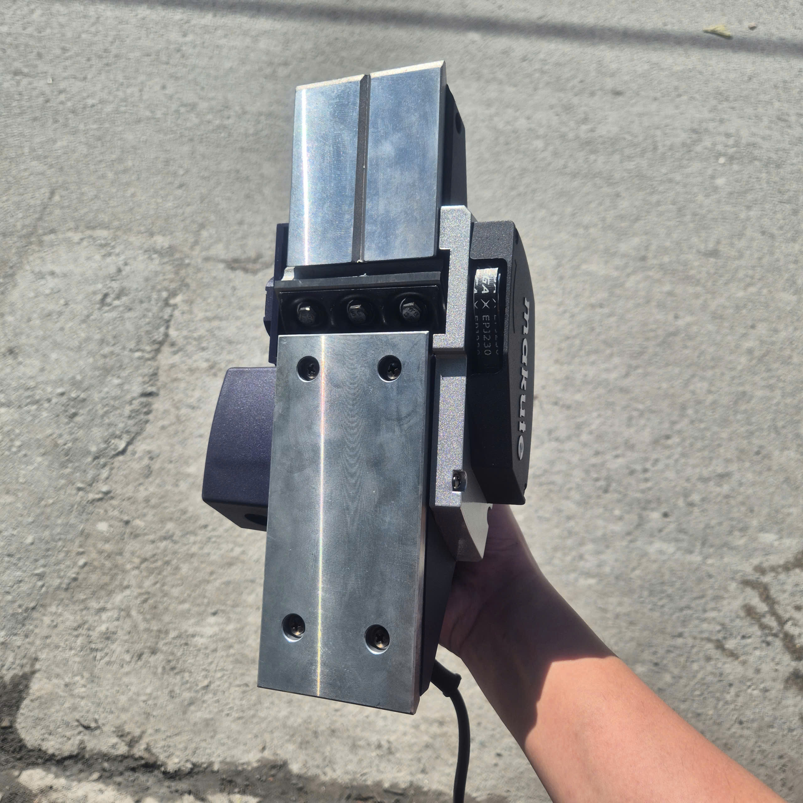 Máy bào gỗ MAKUTE EP111 (Công suất 600W, kích thước 82 x 1mm)