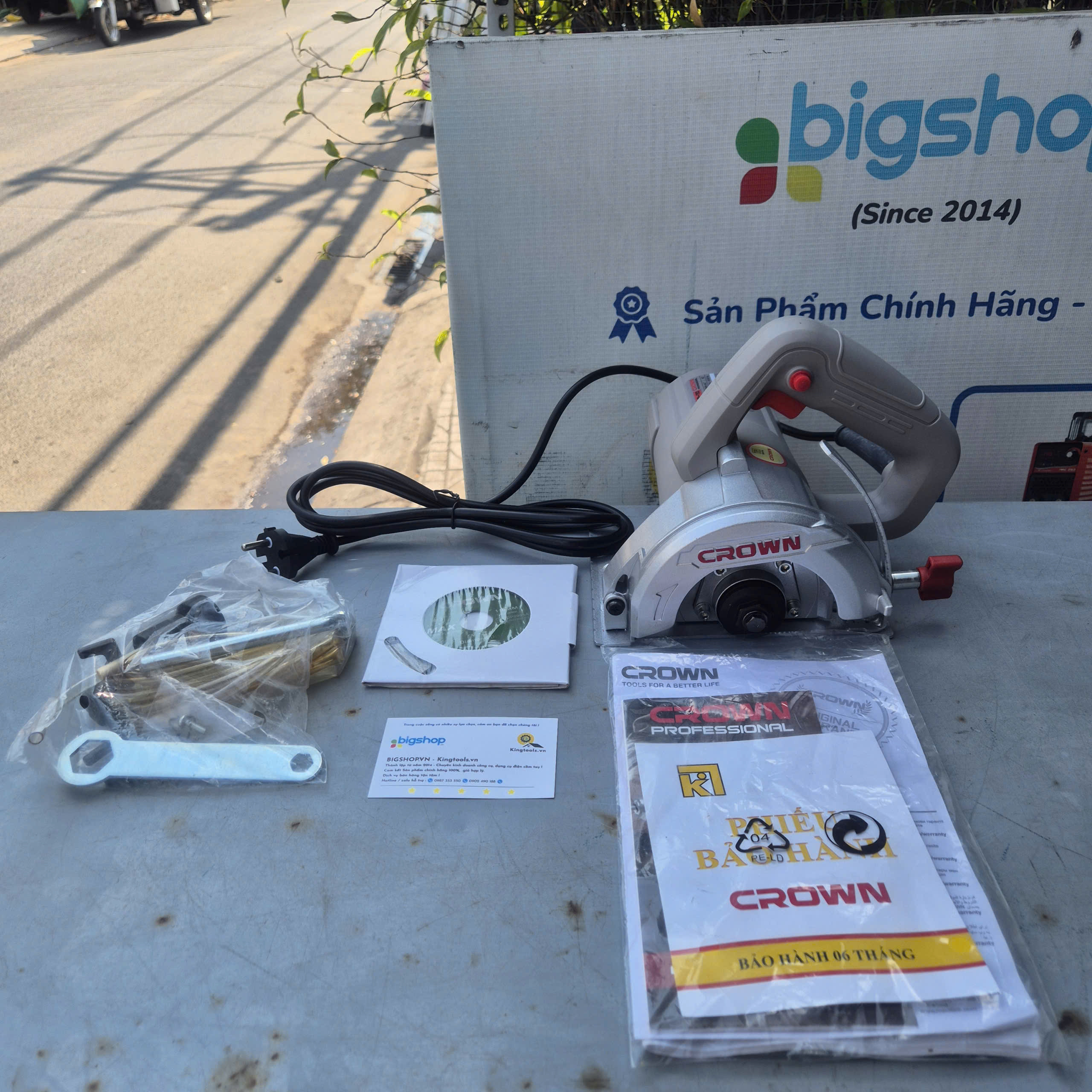 Máy cắt gạch Crown CT15228, 110mm, 1300W, cắt sâu 34mm