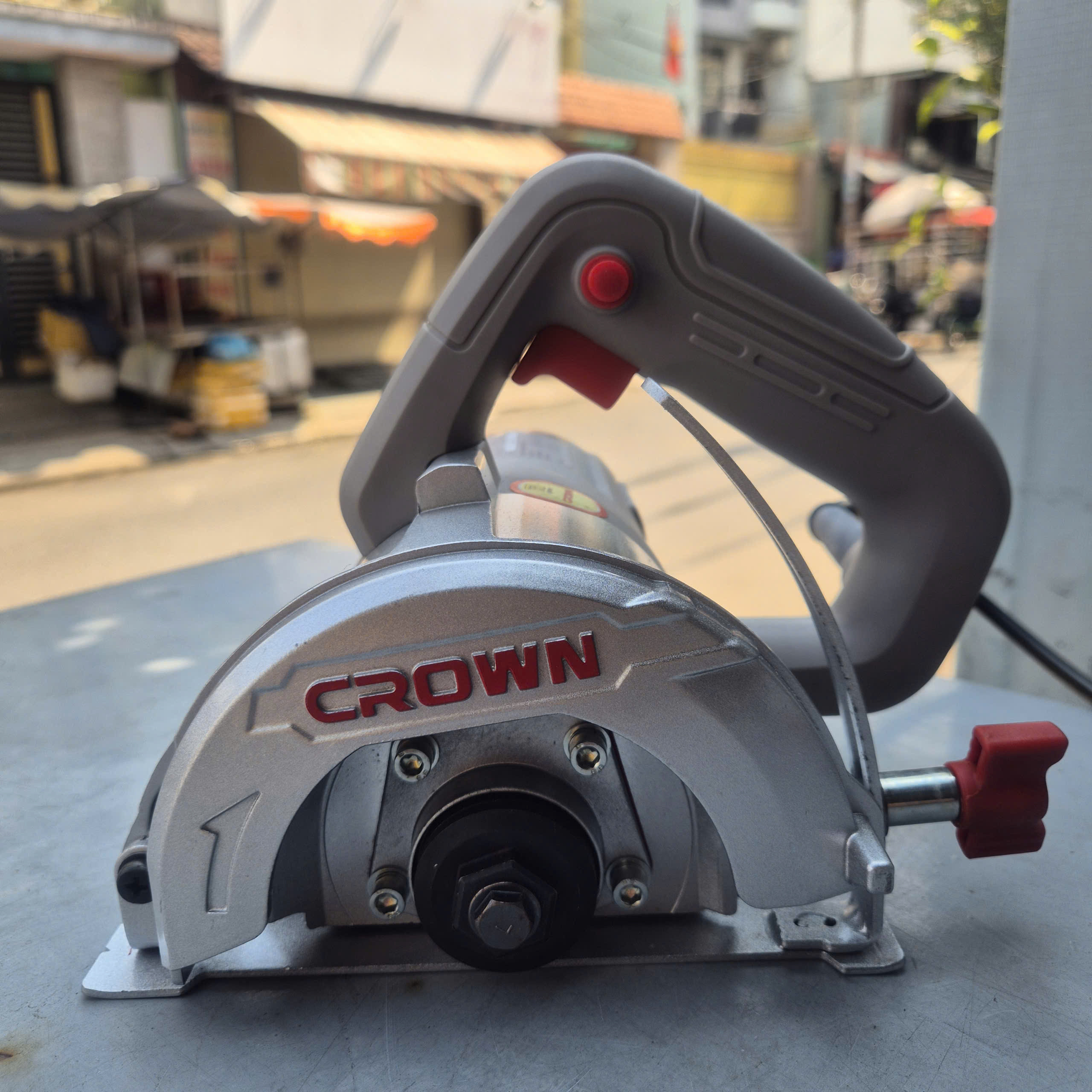 Máy cắt gạch Crown CT15228, 110mm, 1300W, cắt sâu 34mm