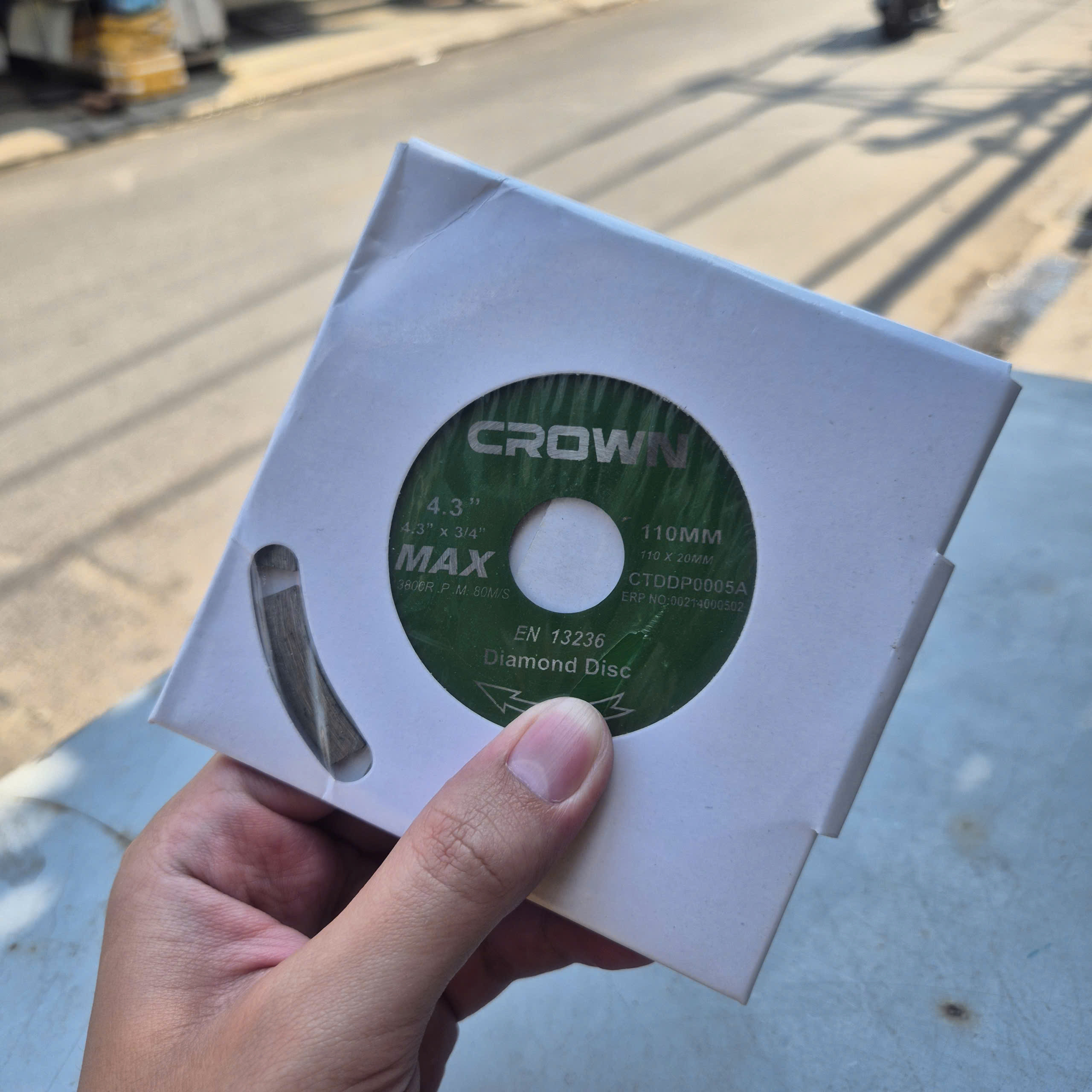 Máy cắt gạch Crown CT15228, 110mm, 1300W, cắt sâu 34mm