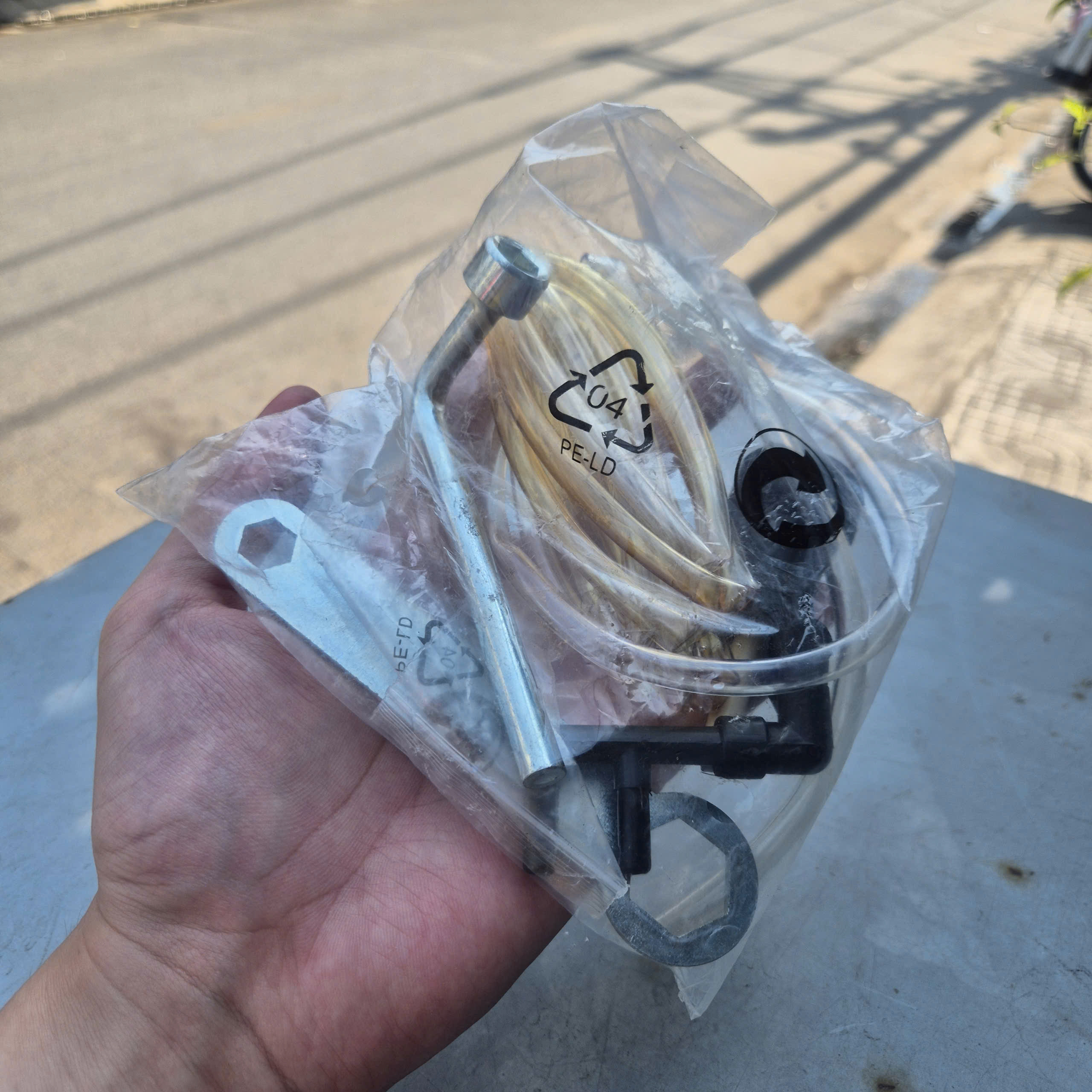 Máy cắt gạch Crown CT15228, 110mm, 1300W, cắt sâu 34mm