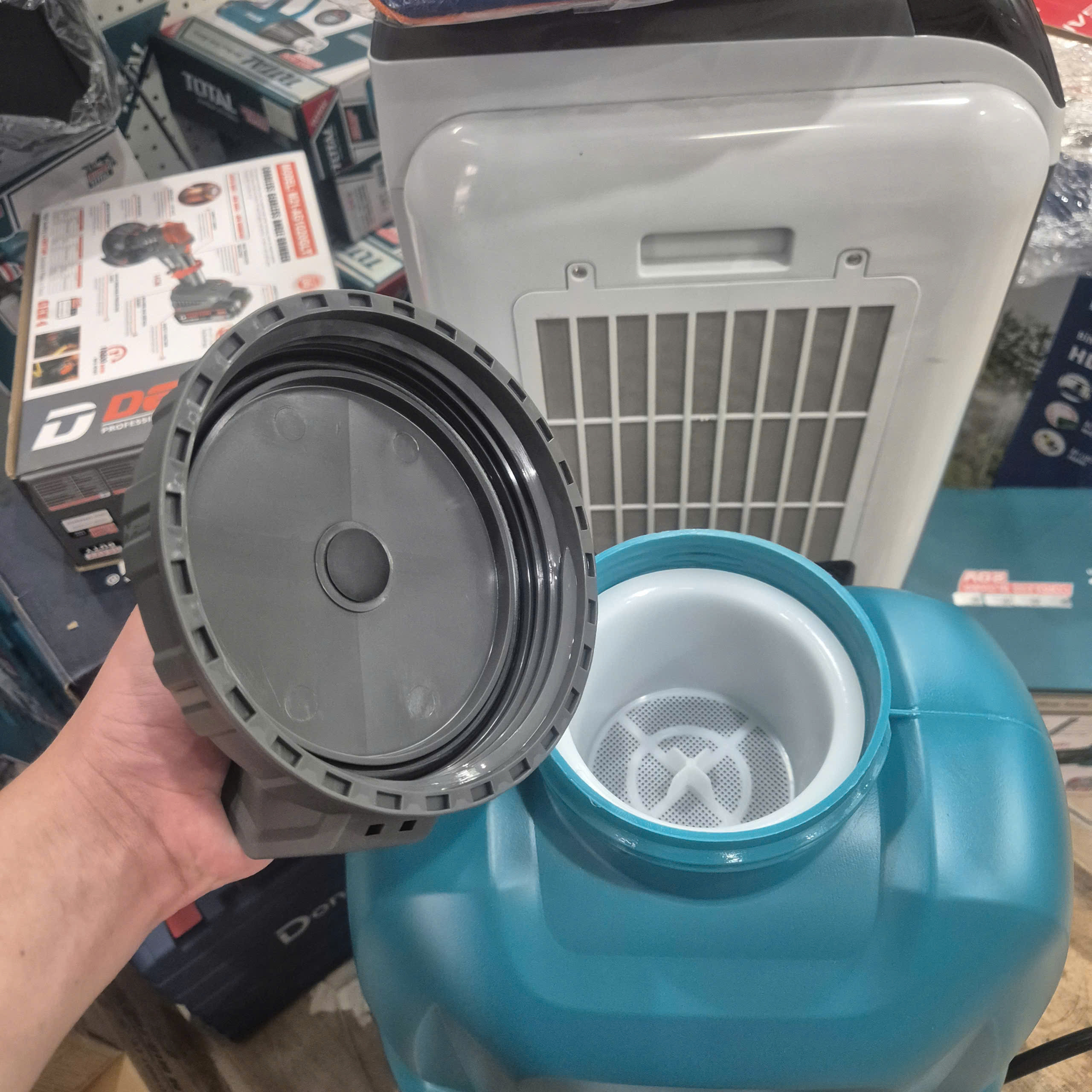 Máy xịt thuốc dùng pin 20V TOTAL TSPLI2016 (Dung tích 16L) - Thân máy