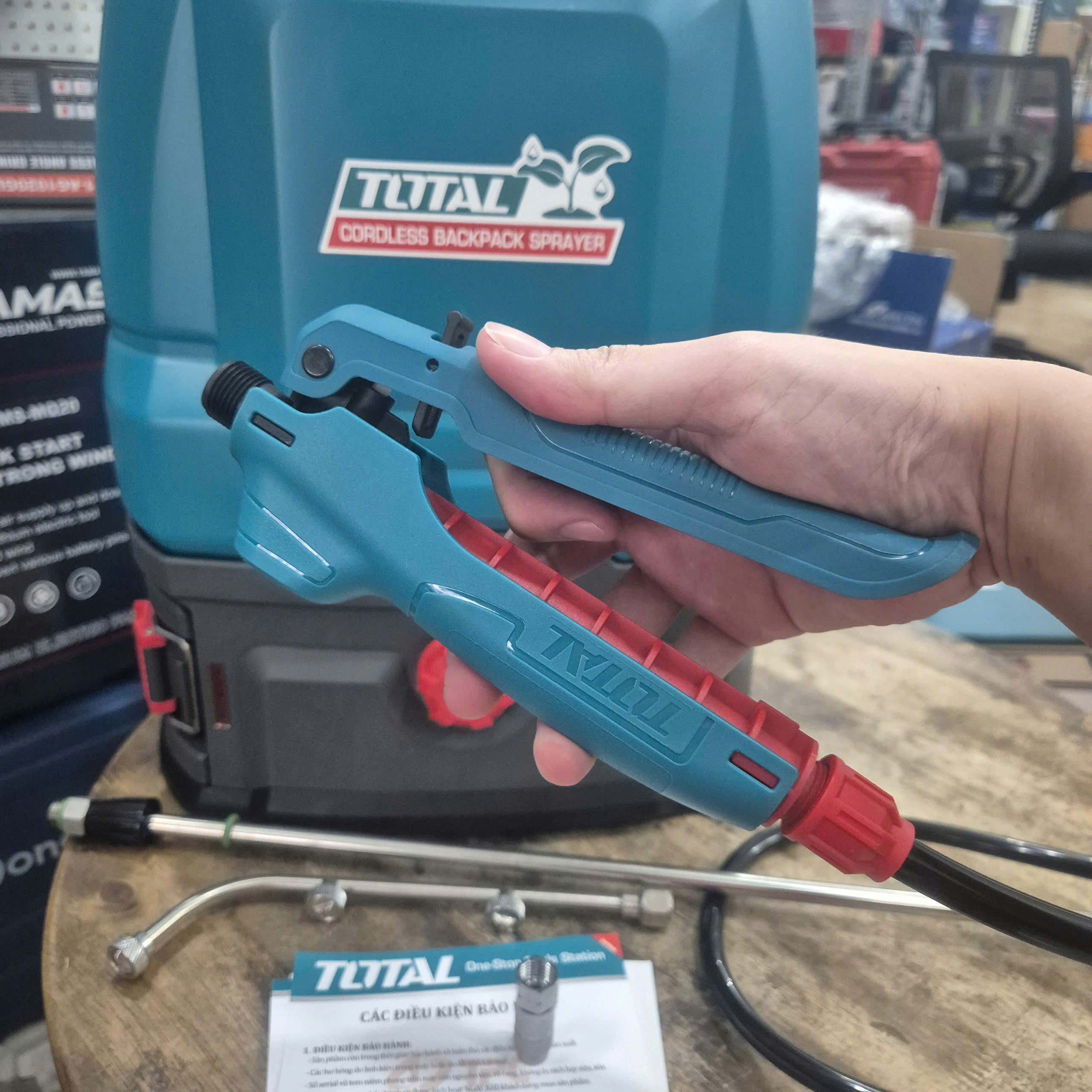Máy xịt thuốc dùng pin 20V TOTAL TSPLI2016 (Dung tích 16L) - Thân máy