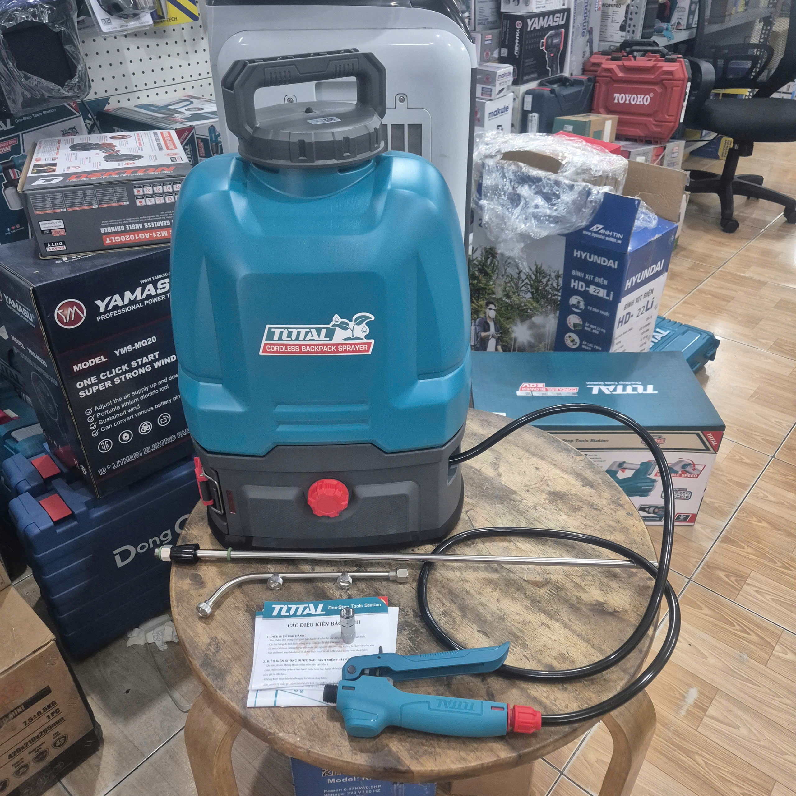 Máy xịt thuốc dùng pin 20V TOTAL TSPLI20162 (Dung tích 16L) - 1 pin 2.0Ah và sạc
